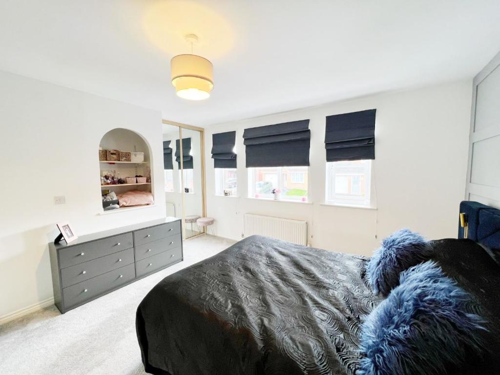 Bedroom 1 pic 2.jpg