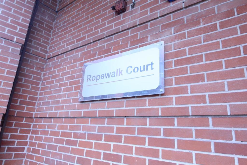 Ropewalk Ct - sign.jpg