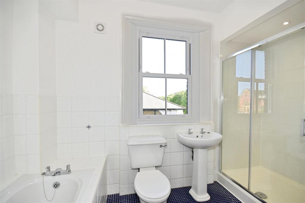 a2075554-Bathroom 20One.JPG