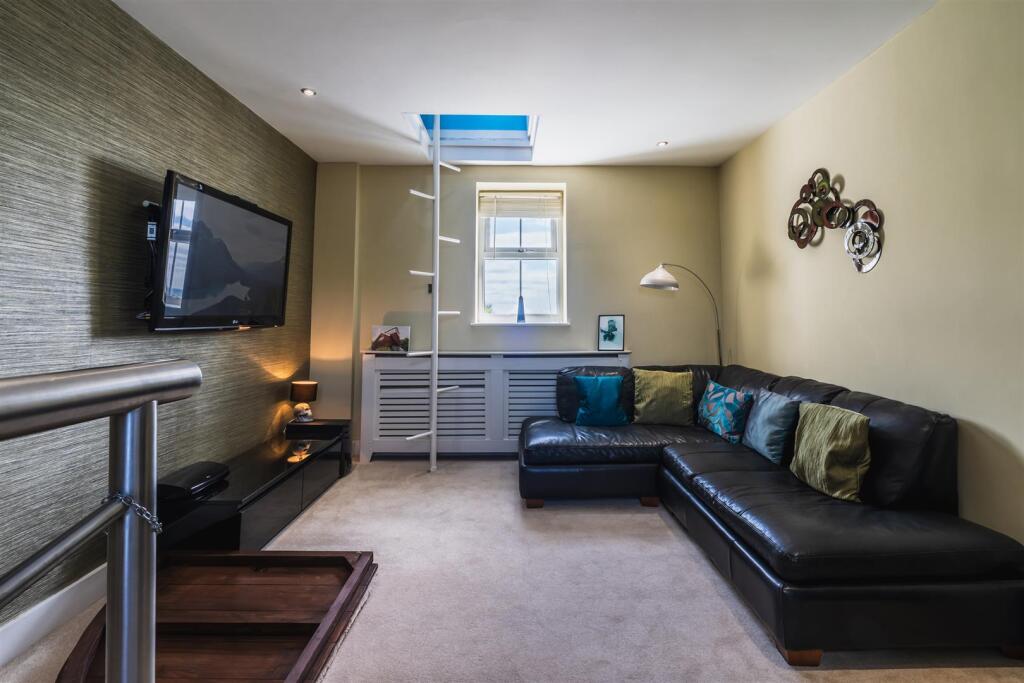 Sitting Room/Bedroom 4
