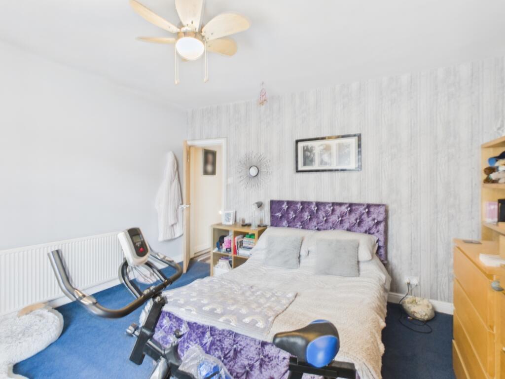 CAM03729G0-PR0203-STILL007