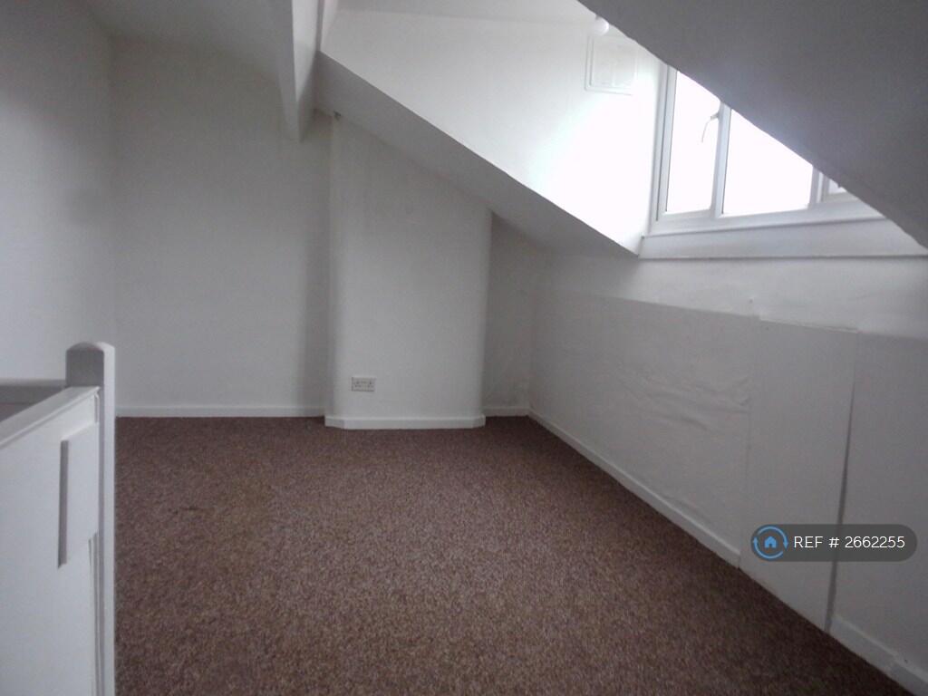 Bedroom 2 (2nd Floor) 