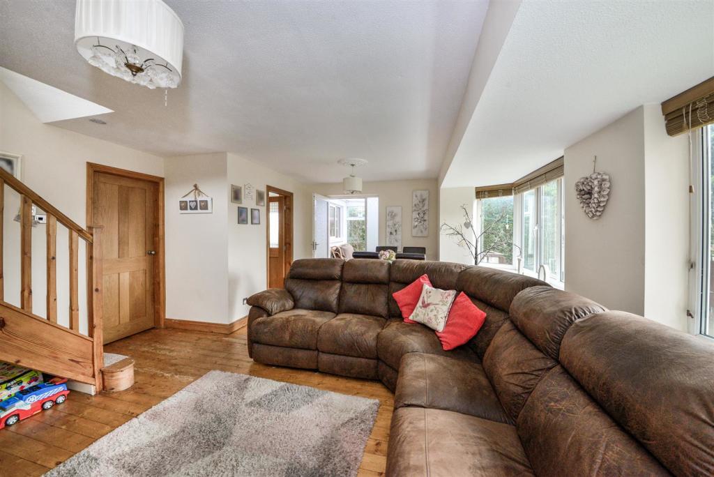 OPEN-PLAN LIVING DINING ROOM
