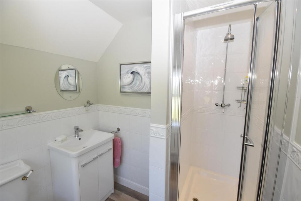 EN-SUITE SHOWER ROOM