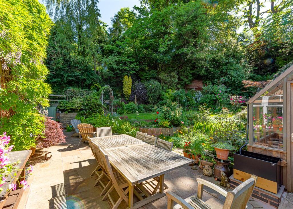 1 Castlecroft Lane-garden2.jpg