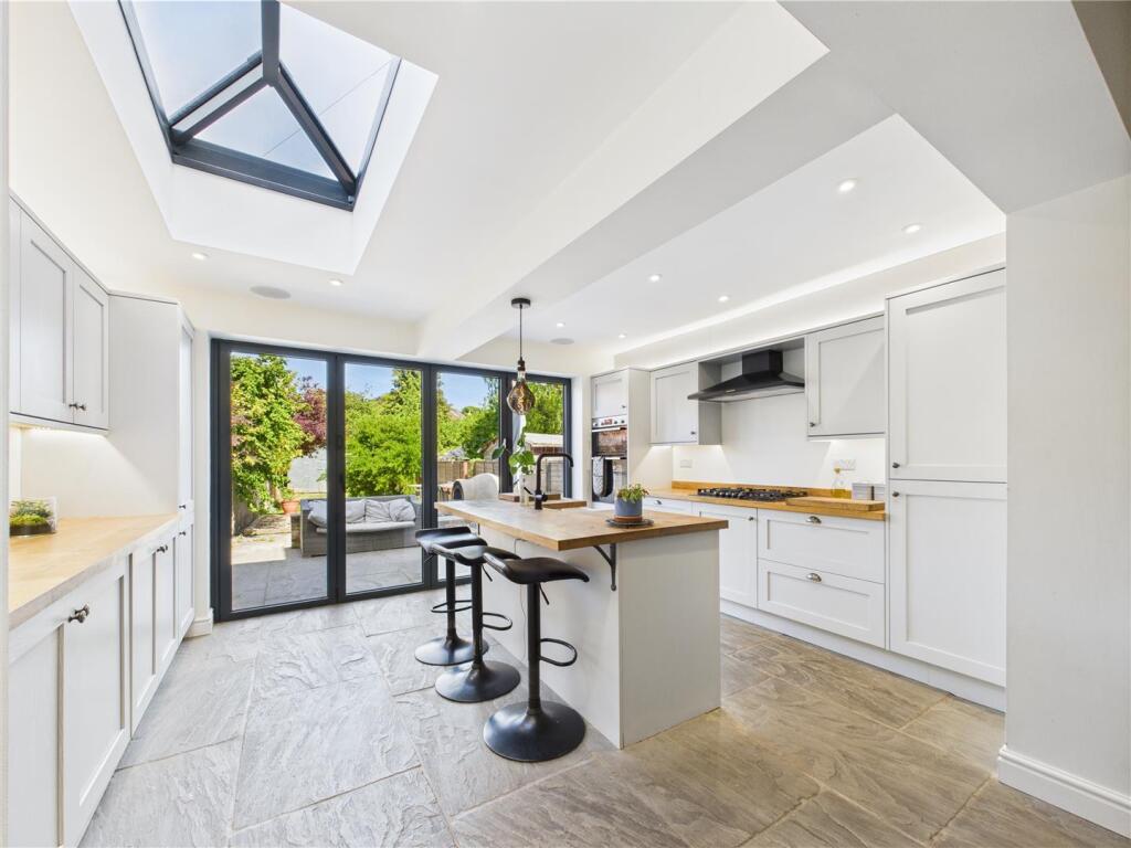 KITCHEN/BREAKFAST ROOM