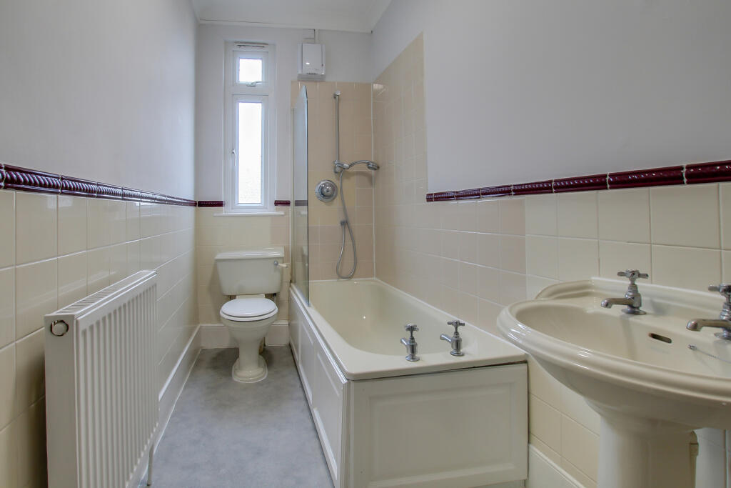 5.bathroom.jpg