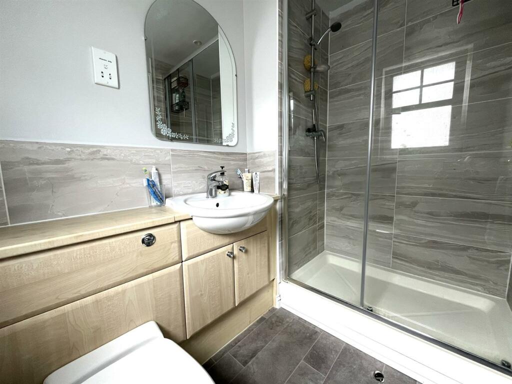 EN-SUITE SHOWER ROOM