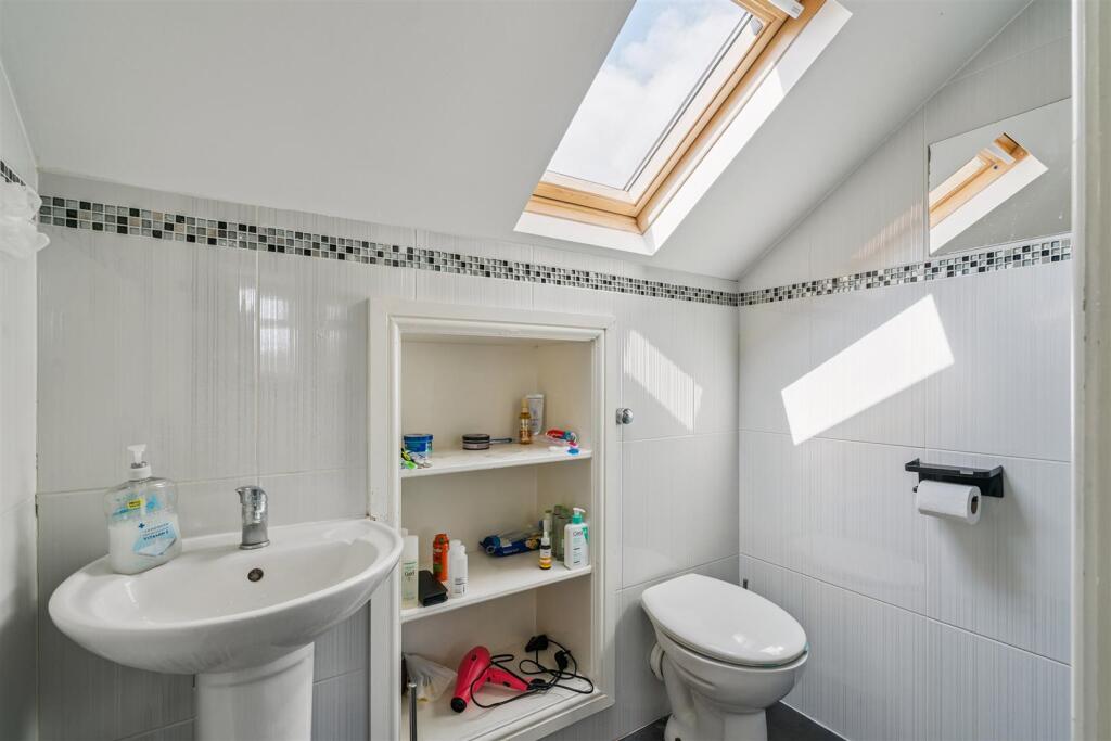 69 Avarn Road bathroom 2.jpg