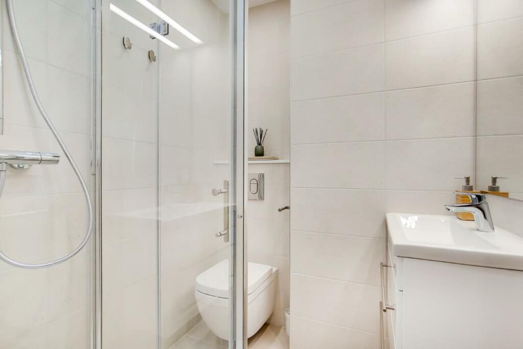 8_Shower Room-0.jpg