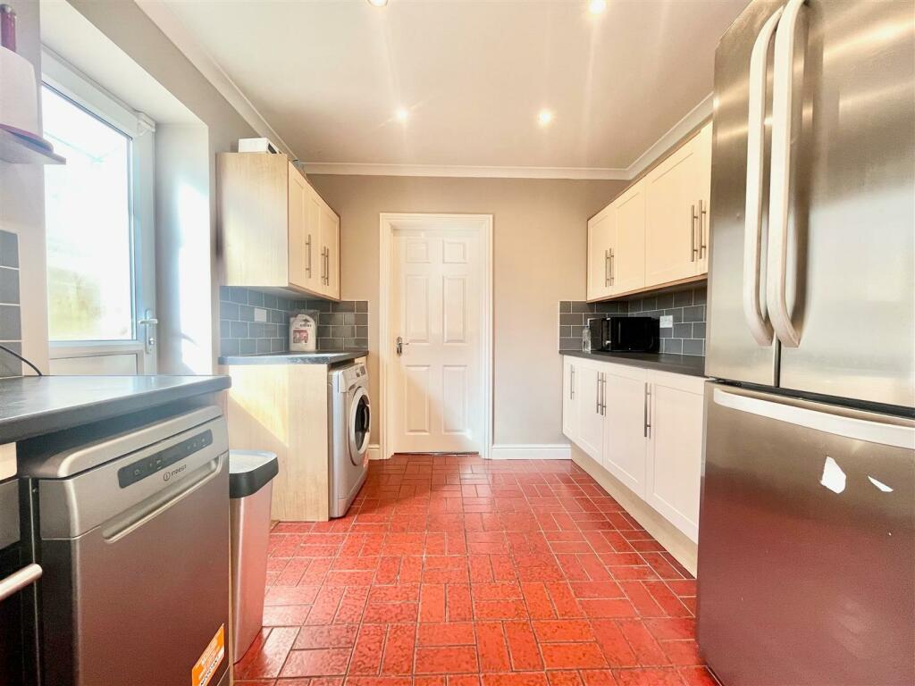 Kitchen 2.jpg