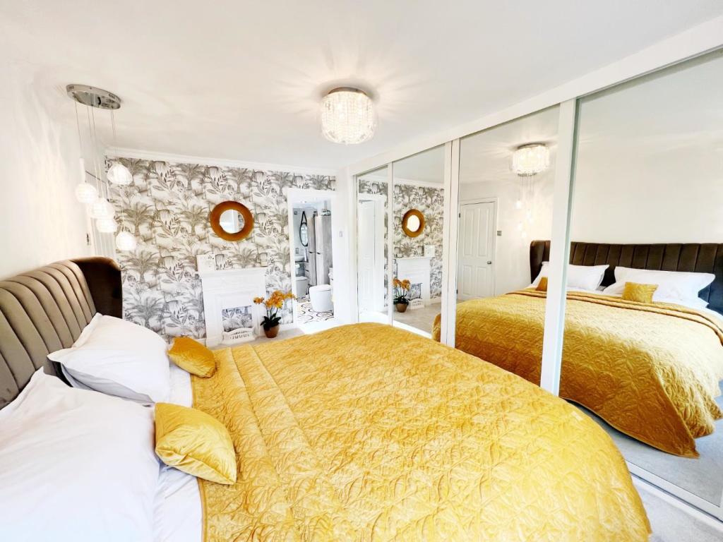 Bedroom 1 pic 4.jpg