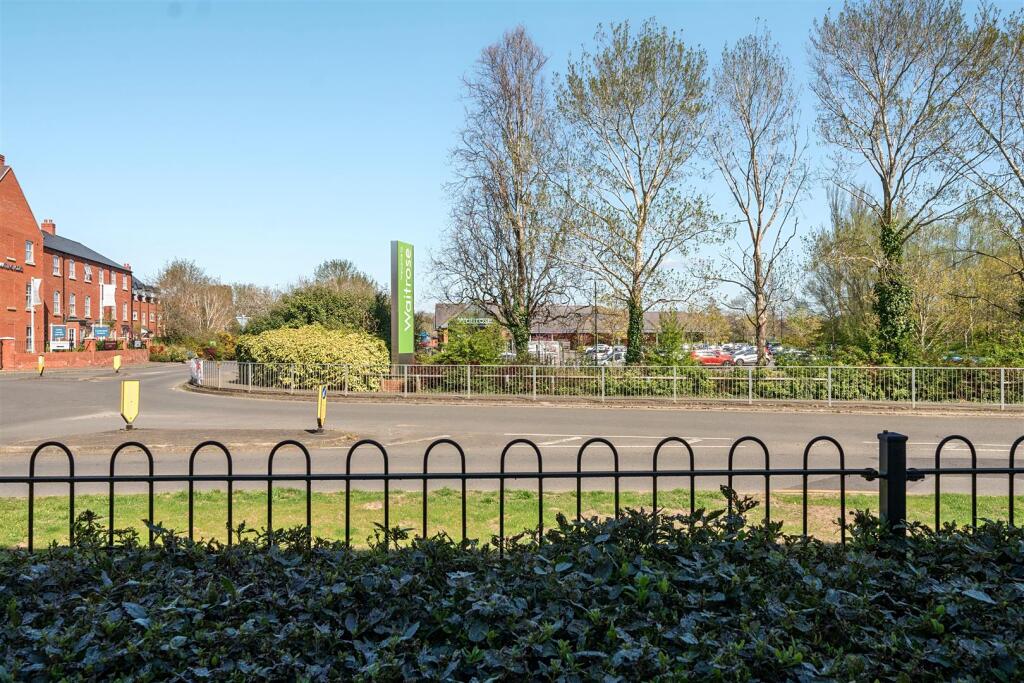 25 Alchester Court, Towcester (14).jpg