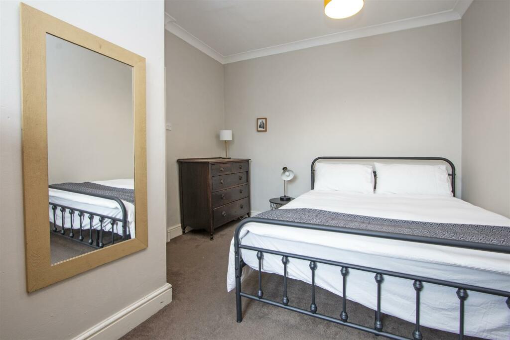 19b Clapham High Street bedroom 1.jpg
