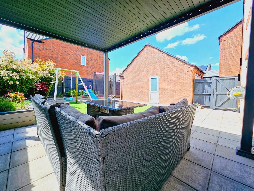 Harrier Way, Estate Agent, Burton on Trent (7).jpg