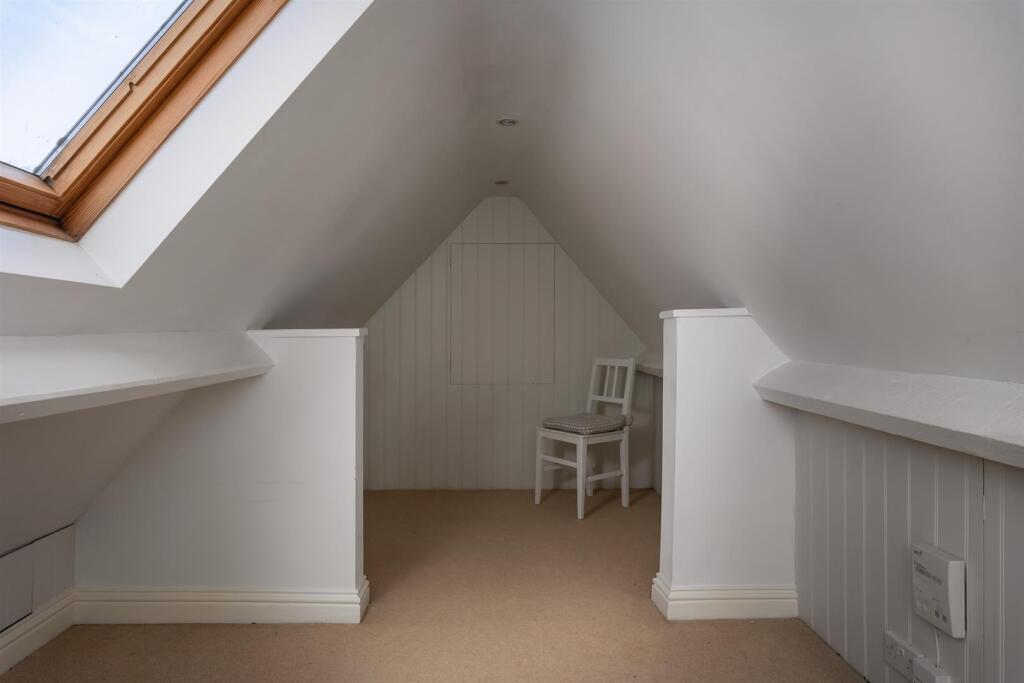 39 - Kates Cottage - GL54 3HE - Web.jpg