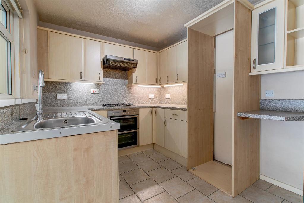 Camelot Way, Thornhill, HernCrabtree_ (3).jpg