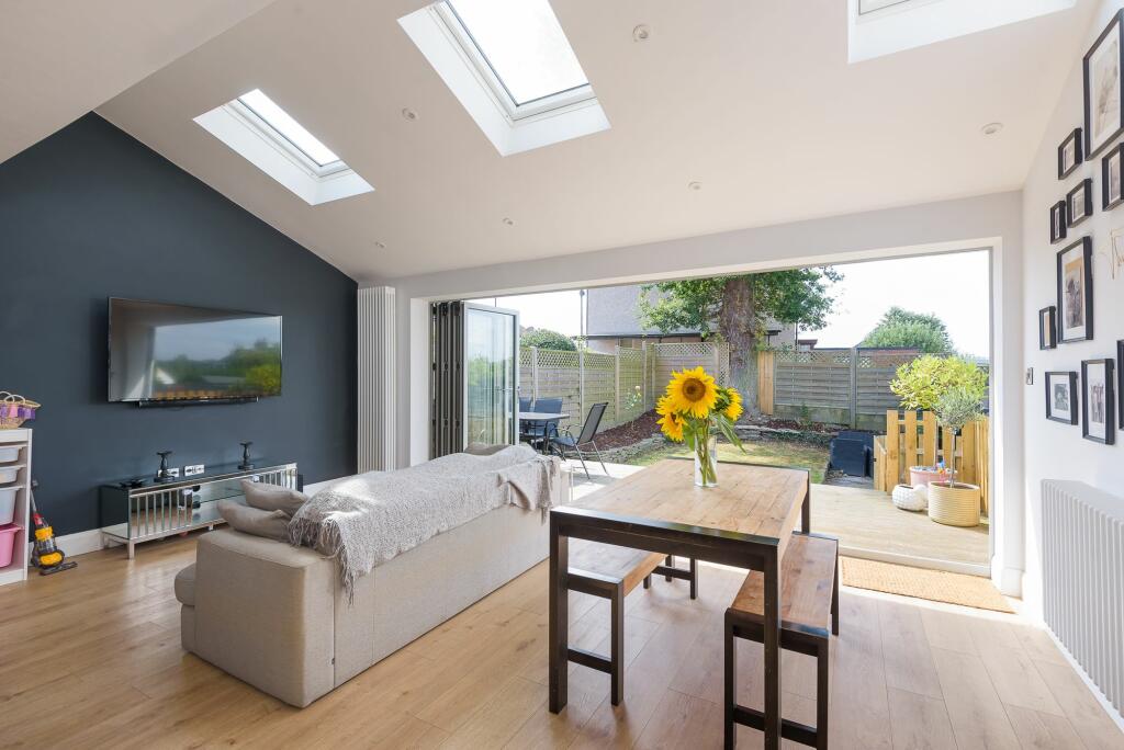 KITCHEN DINER AND LOUNGE