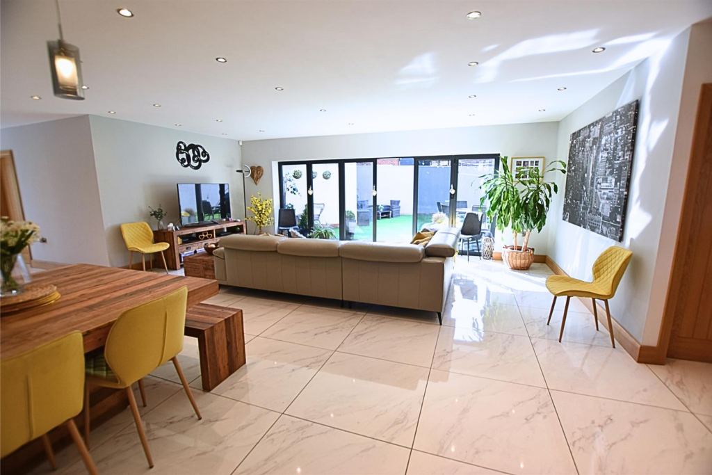 LOUNGE AREA