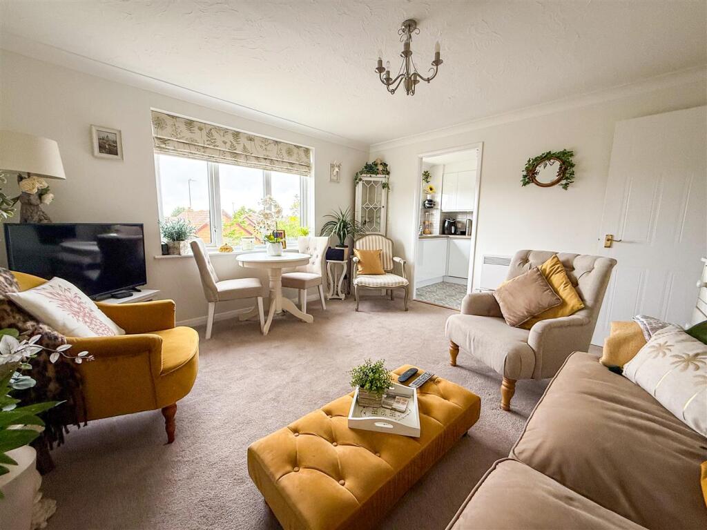 ALTERNATE VIEW OF LOUNGE
