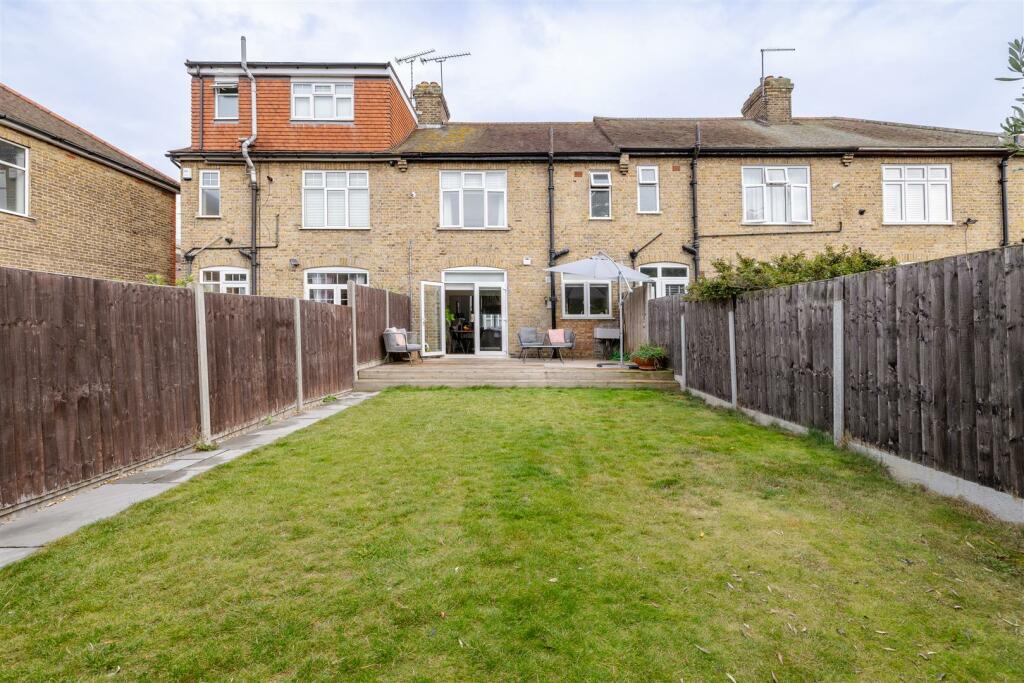Thornwood Close, E18