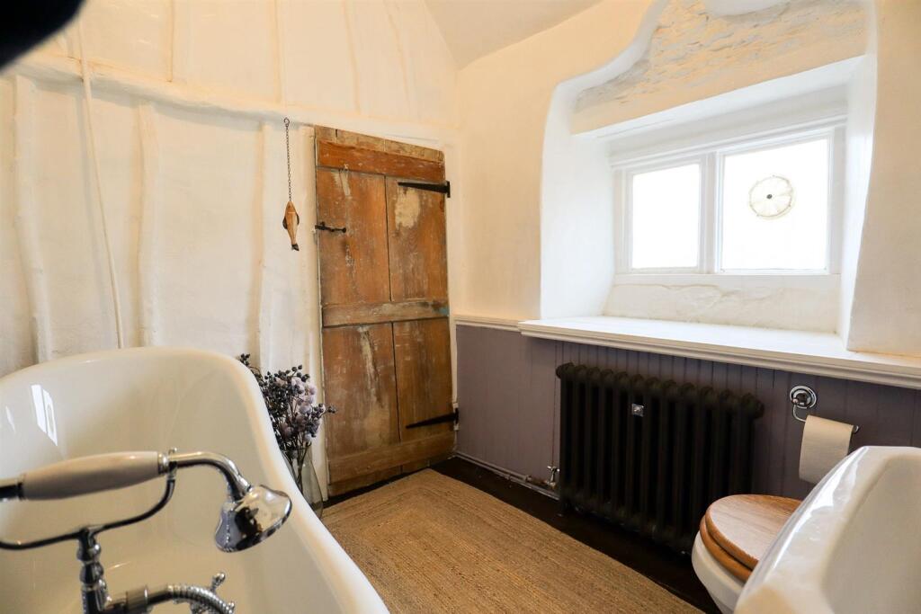 Bathroom (2).jpg