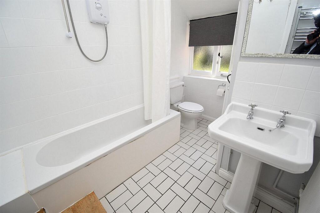 BATHROOM.JPG