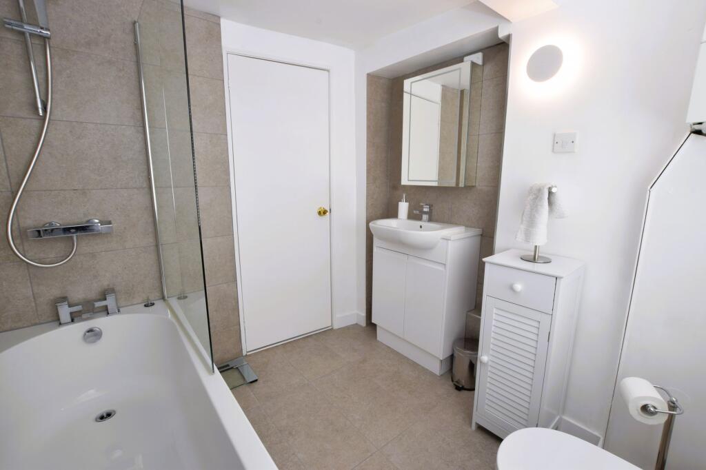 Family Bathroom (First Floor)