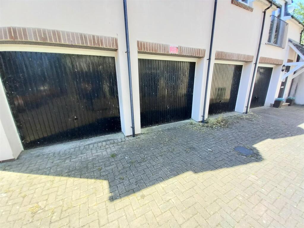 27 Buckland Garage.jpg