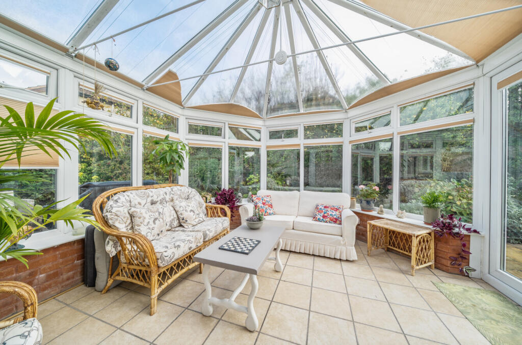 1376717-9-6916ffe...