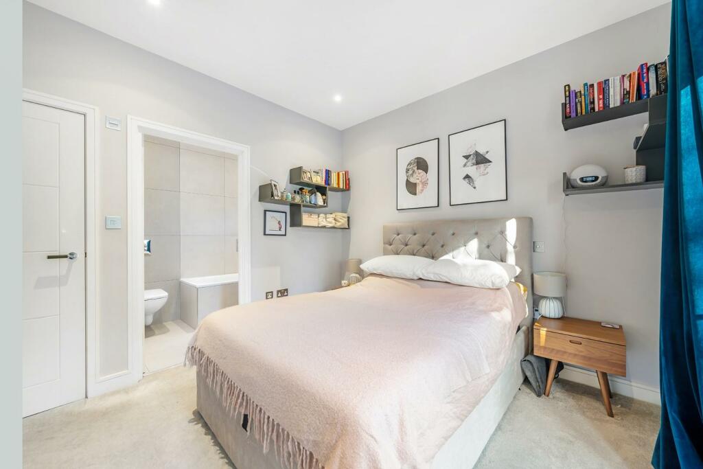 Bedroom 1 (2).JPG