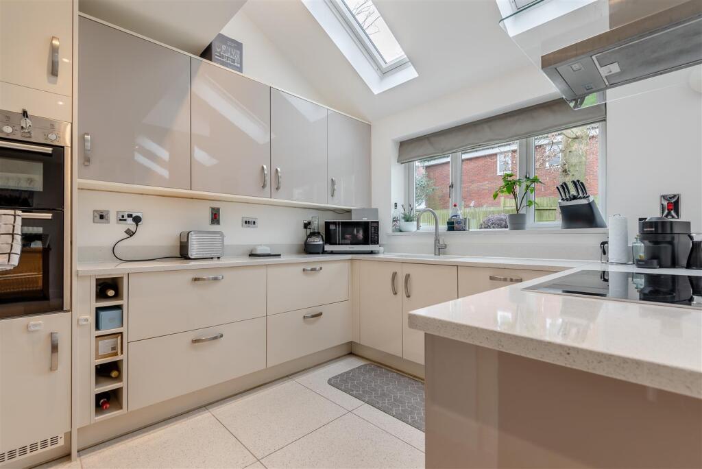 8633638-interior10.jpg