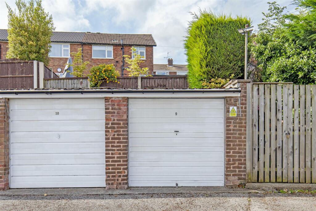 Garage in Block
