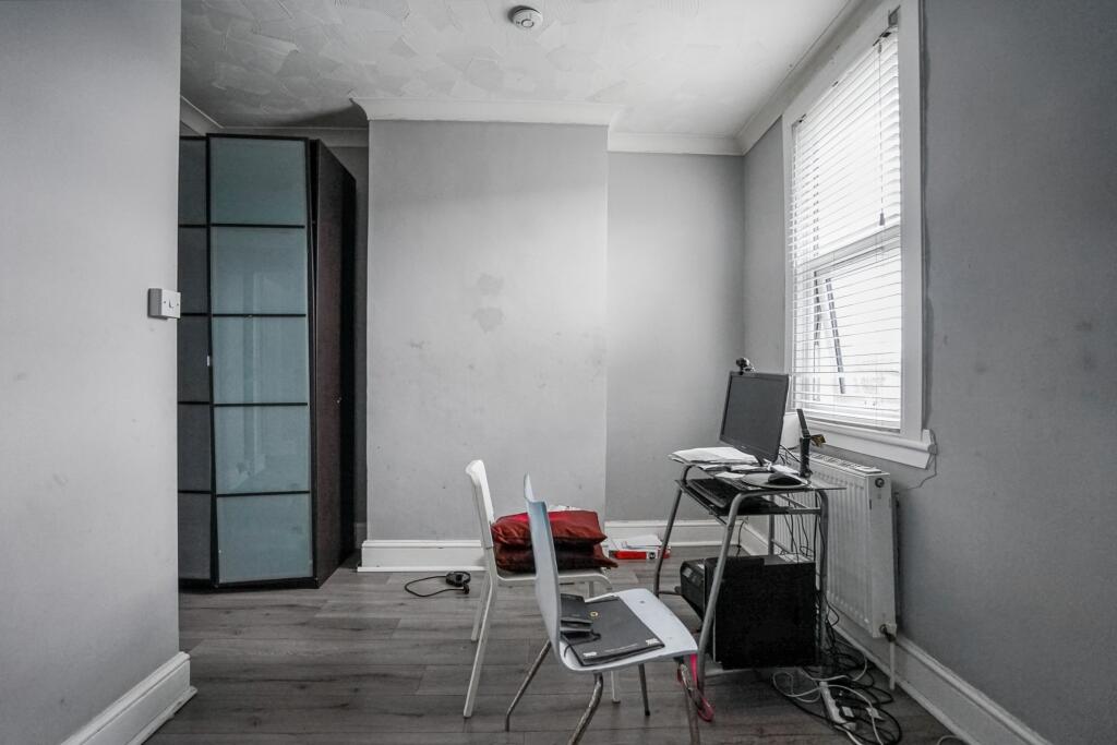 2 East Street, Chatham, Kent, ME4 5NJ