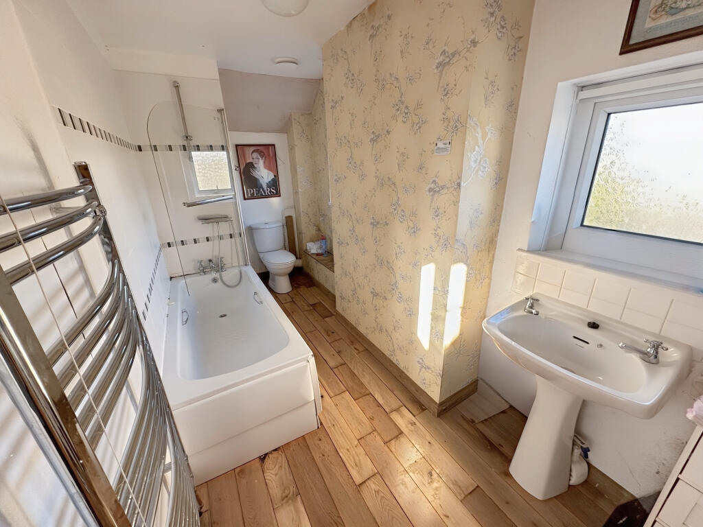 Bathroom (Upstairs)