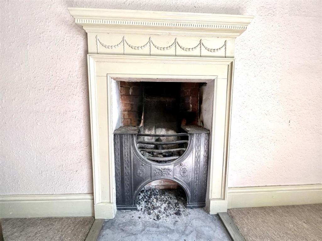 BEDROOM/SITTING ROOM