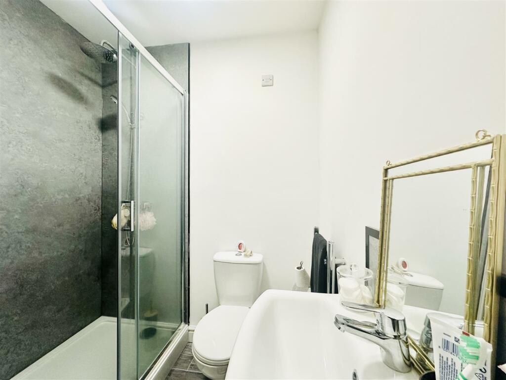 En suite to bedroom 2