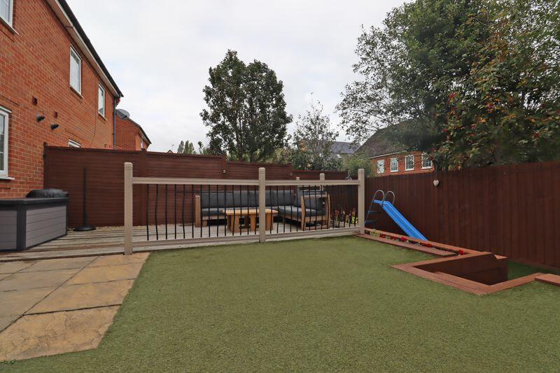 REAR GARDEN / SEATING AREA