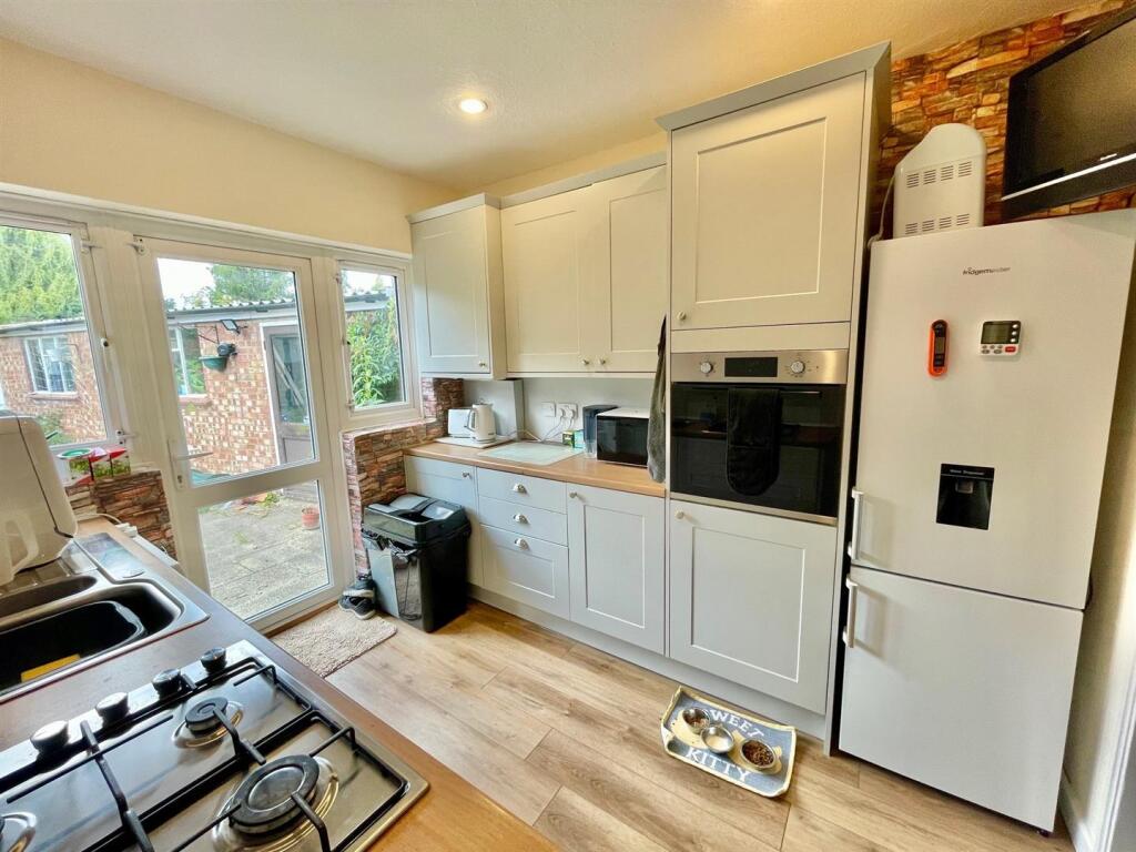 25 Elmroyd Ave Kitchen 2.jpg