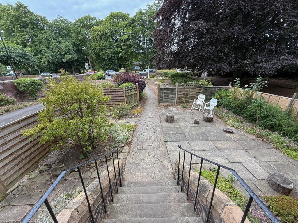 FRONT GARDEN.jpg