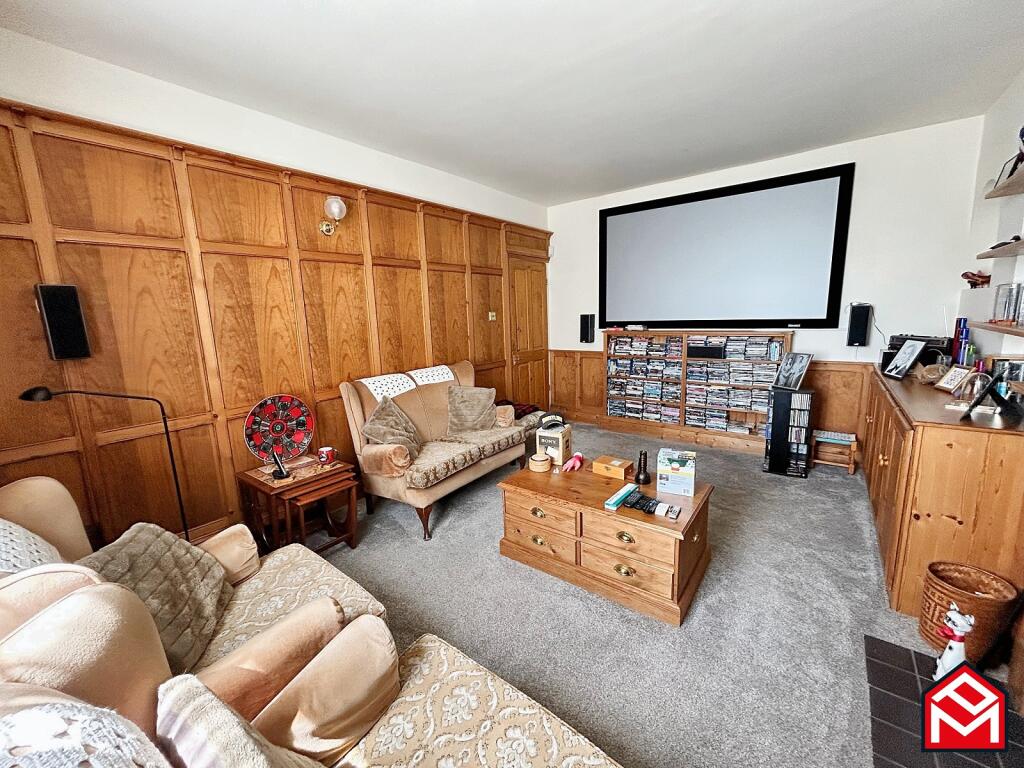 Sitting/ Cinema Room