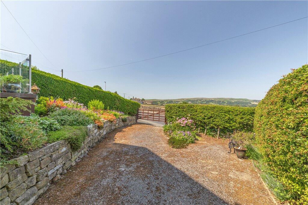 Gated Drive / Garden