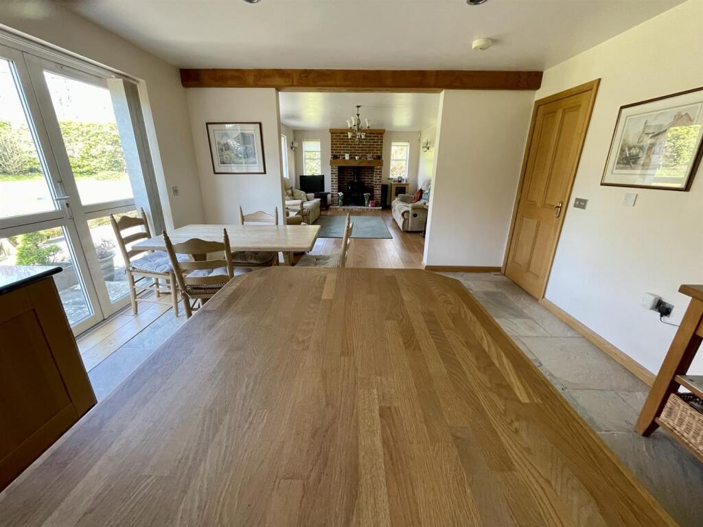 kitchen to lounge.JPEG