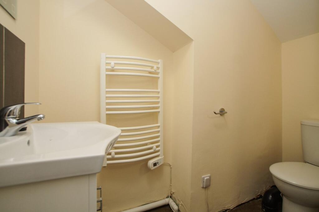 E-suite to Bedroom 4 