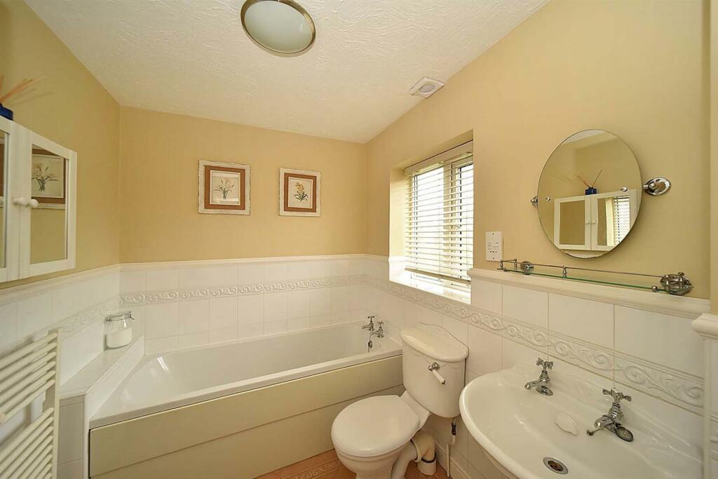 15 Fletcher Ensuite.jpg