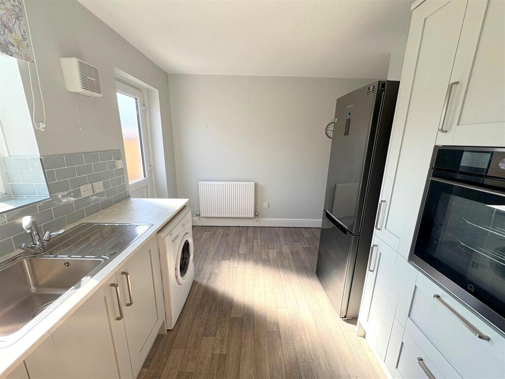 Kitchen e.jpg