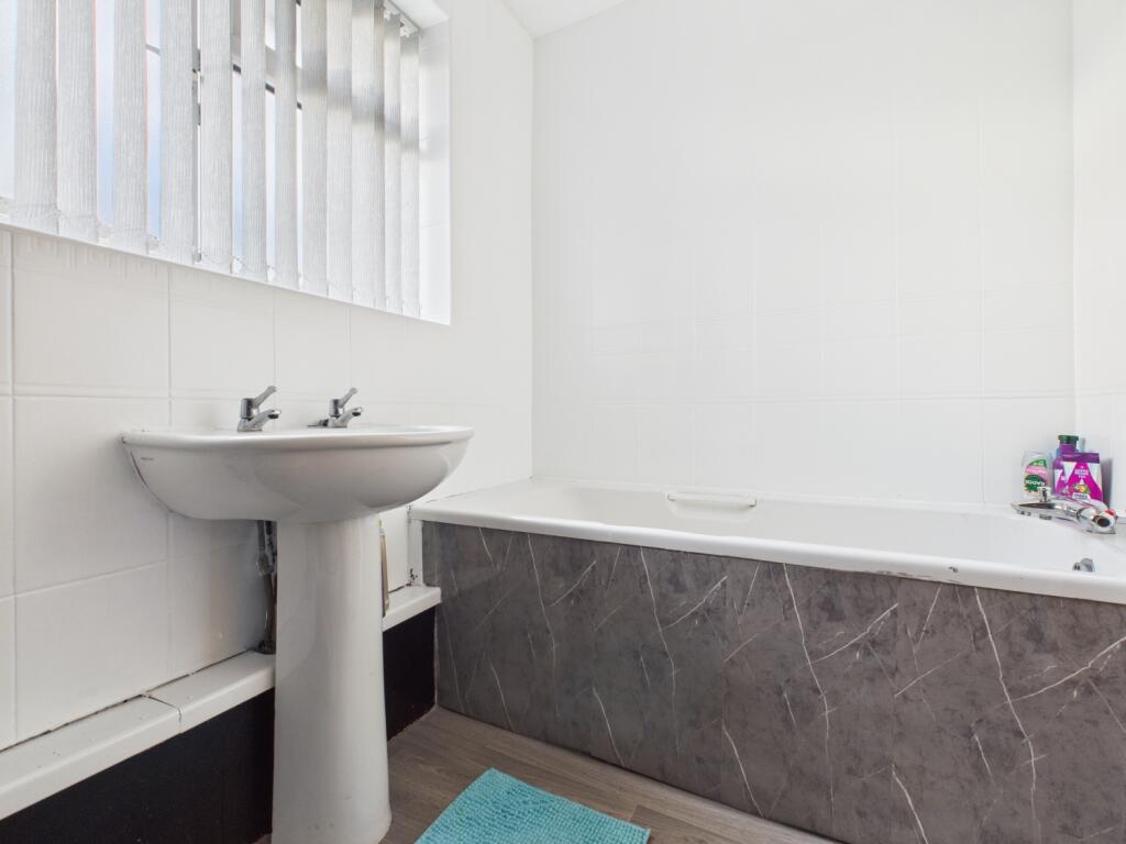 CAM03729G0-PR0198-STILL012