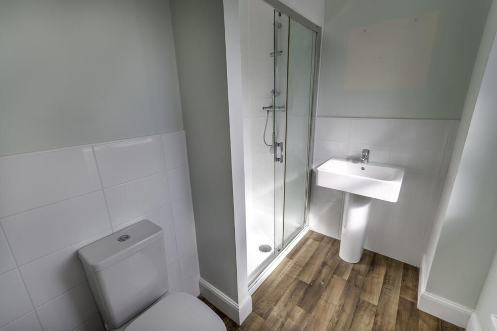 Estate Agent EweMove Scunthorpe - Ensuite Shower R