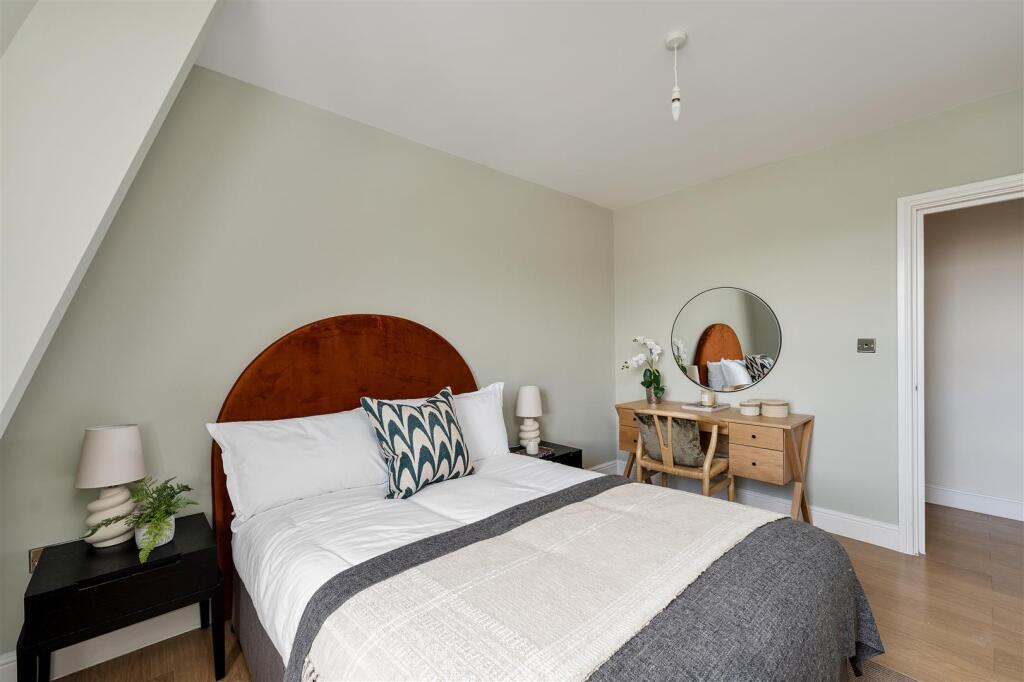 Eastwood Close, E18