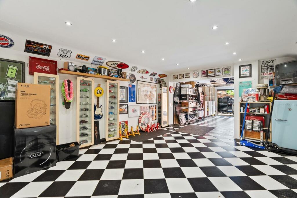 garage 2.jpg